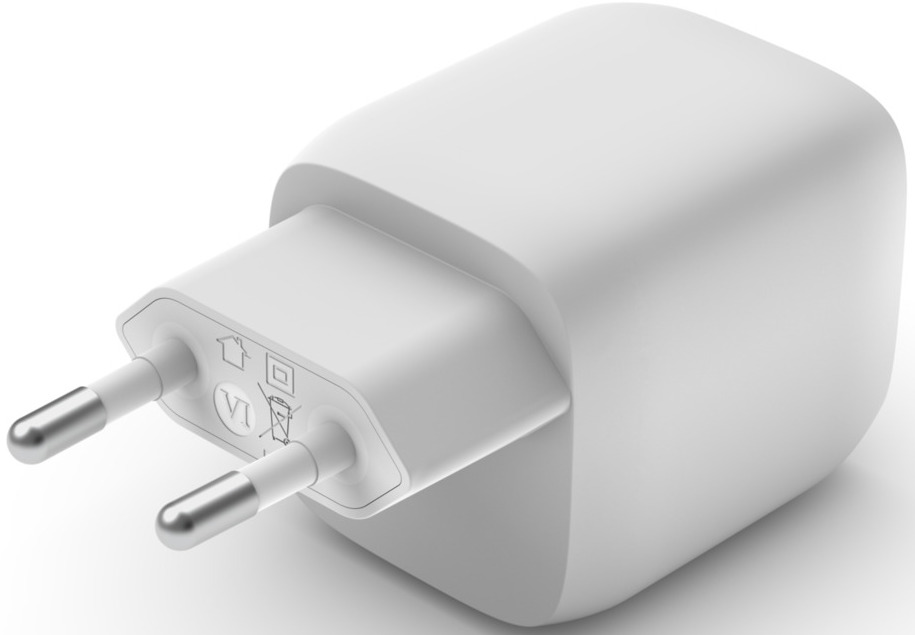 Un adaptateur de prise européen blanc. Il possède deux broches métalliques et un corps rectangulaire. La prise est sur une surface blanche.