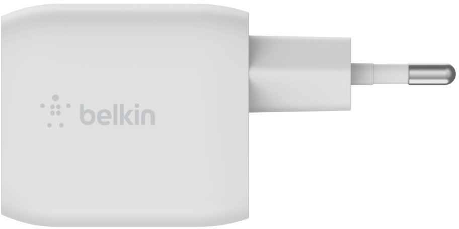 Un chargeur Belkin blanc avec une prise. Le chargeur porte le logo et le texte Belkin. C'est un design simple et épuré.
