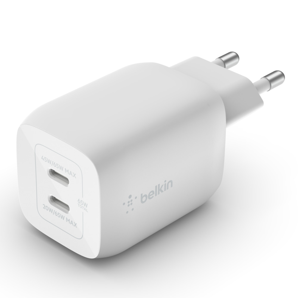 Un chargeur Belkin USB-C blanc, avec deux ports et une prise. Il y a le logo 'belkin' et les puissances.