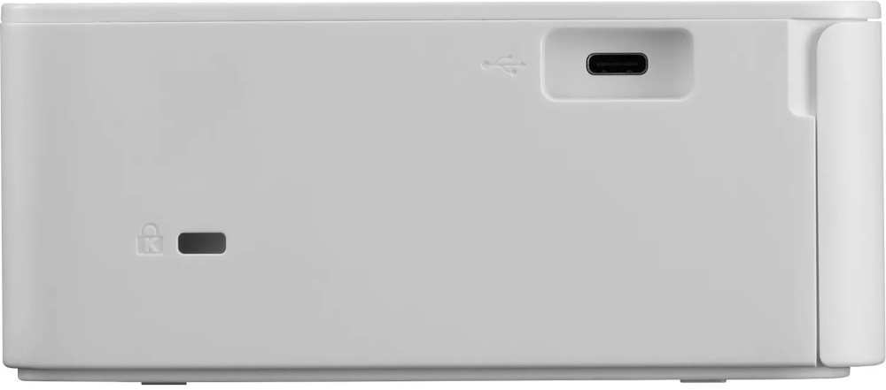 Un appareil blanc avec un port USB-C et un petit rectangle. L'appareil est sur un fond blanc.