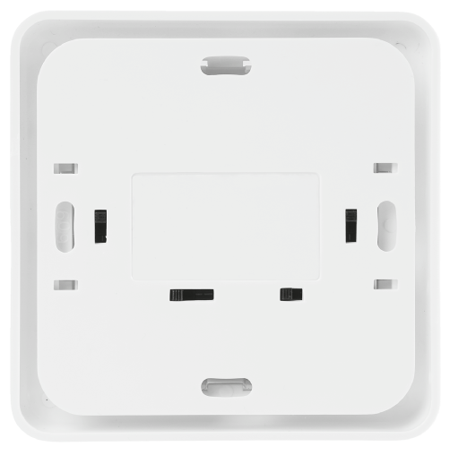 Fehér négyzet alakú elektromos aljzatfedél. Hátsó nézet csavarlyukakkal és kis fekete kapcsokkal.