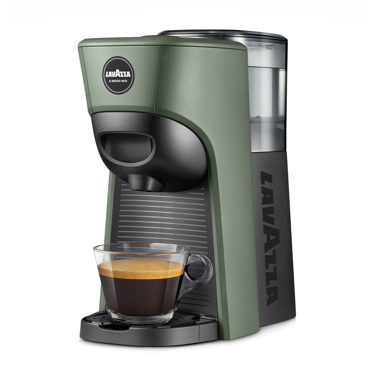 Una macchina da caffè verde e nera con una tazza di vetro di caffè su sfondo bianco.