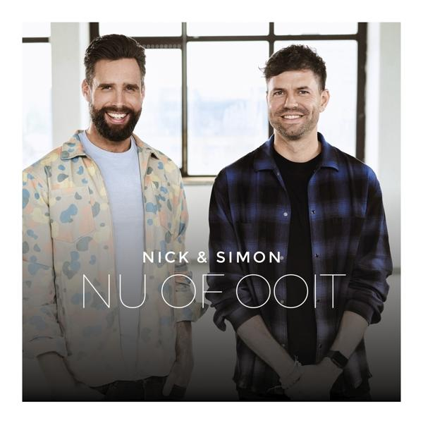 Nick & Simon album cover. Twee mannen staan lachend voor een raam.
