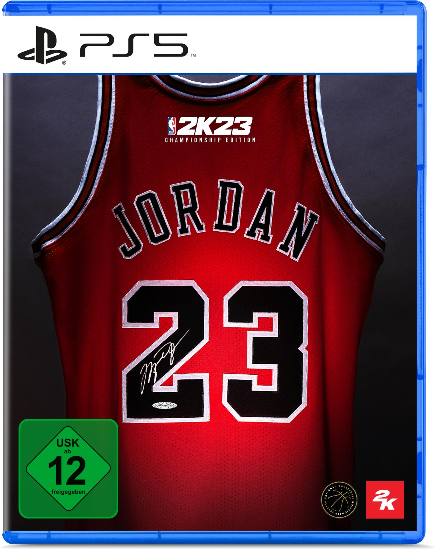 PS5-Spielcover, rotes Trikot mit Jordans Namen und Nummer 23. Schwarzer Hintergrund, blaue Hülle.