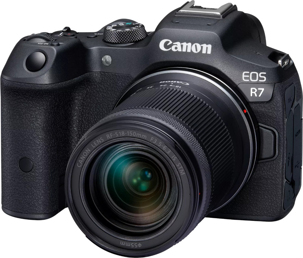 Een zwarte Canon EOS R7 camera met een lens bevestigd.