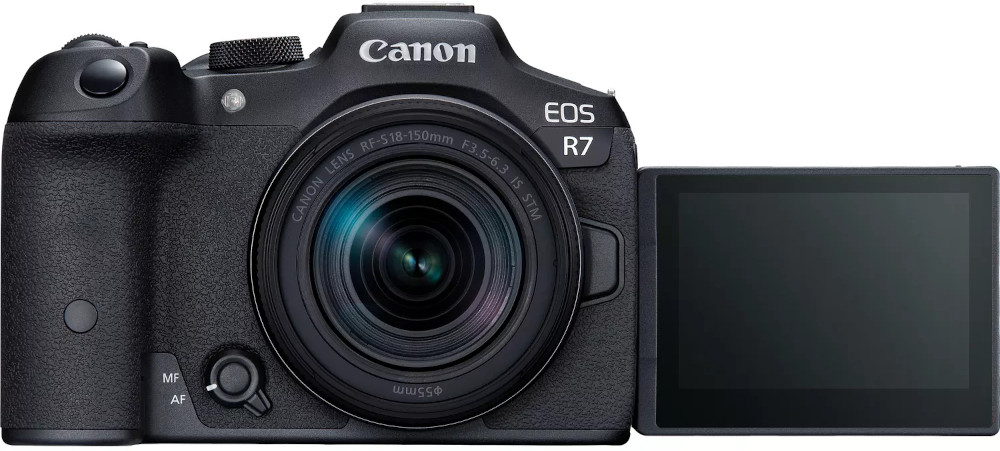 Canon EOS R7 camera met het scherm open. Er zit een lens op.