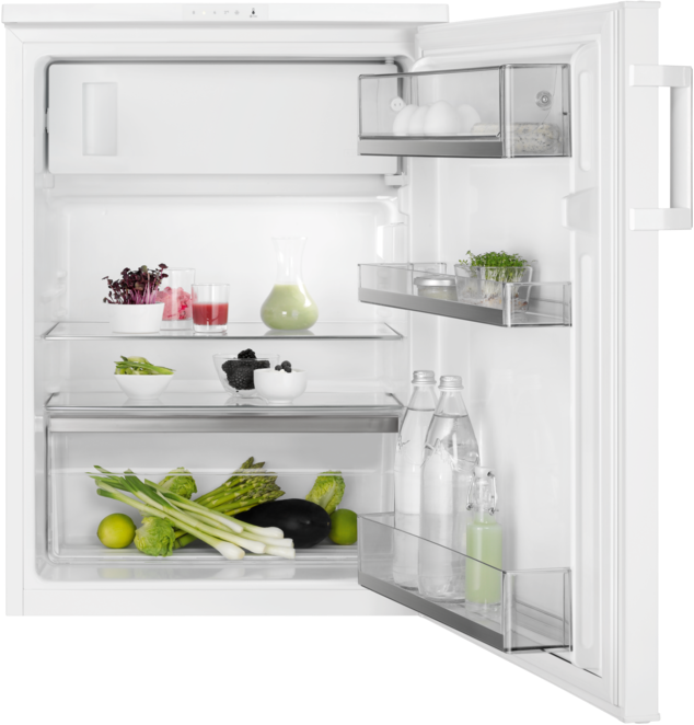 Intérieur d'un réfrigérateur blanc avec des étagères, contenant des aliments et boissons, ouvert.