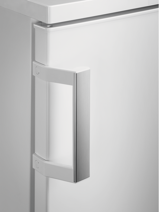 Gros plan sur une porte de réfrigérateur blanche avec une poignée métallique.