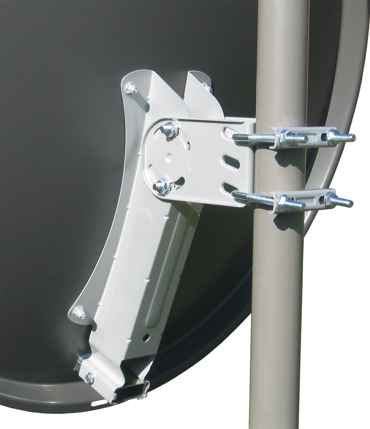 Satellitenschüsselhalterung an einem Pfahl mit metallisch-weißer Halterung und Bolzen.
