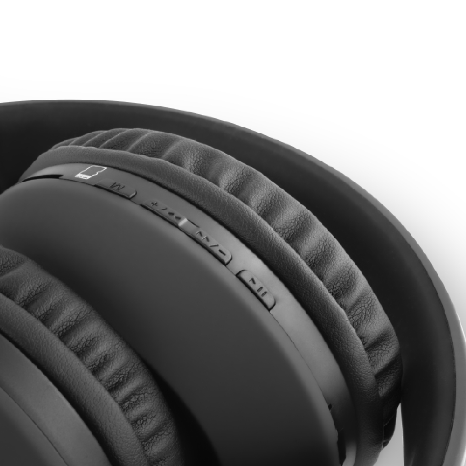 Primer plano de auriculares negros con botones en el lateral.