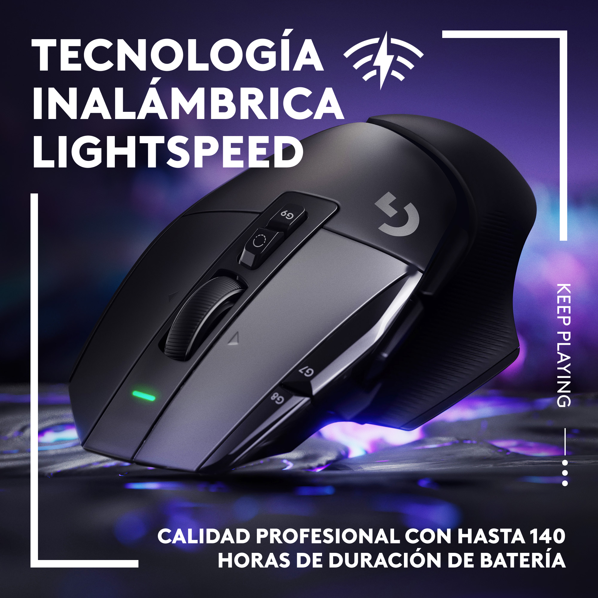Ratón gaming negro con botones, texto y luz verde sobre superficie morada.