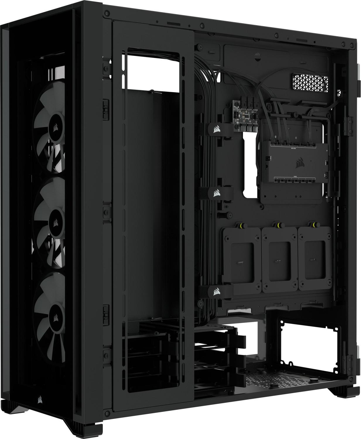 Ein schwarzes Computergehäuse geöffnet, das Innere mit Lüftern, Kabeln und Komponenten zeigt. Dunkle Umgebung.