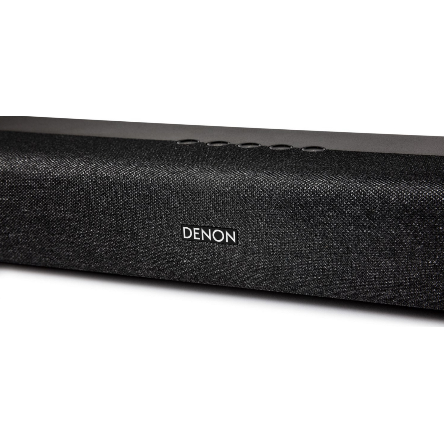 Barra de sonido Denon negra con logo, aislada sobre fondo blanco.
