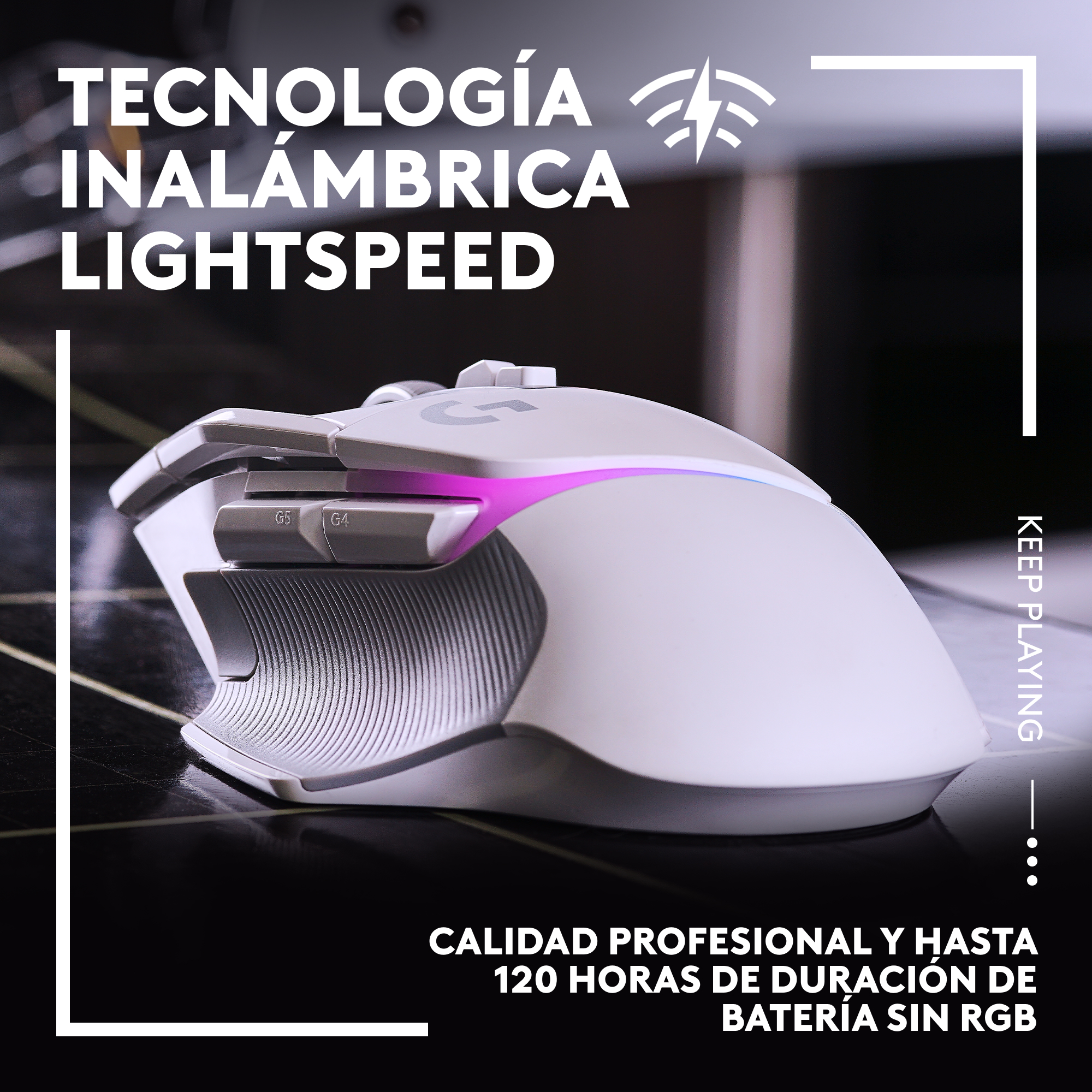 Un ratón gaming blanco con botones laterales. Superposición de texto incluye detalles del producto.