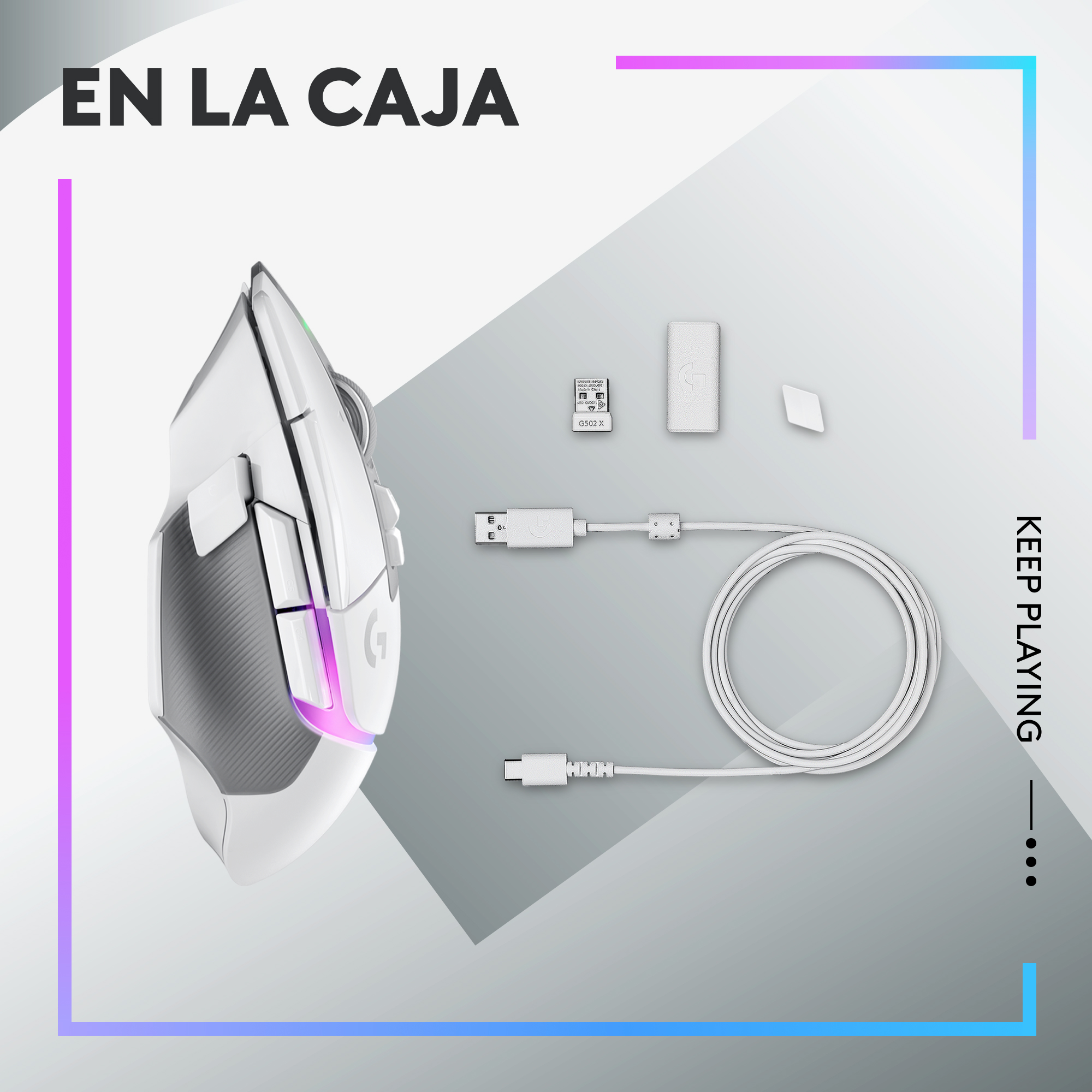 Un ratón de juego blanco y accesorios se colocan sobre un fondo degradado azul y morado.
