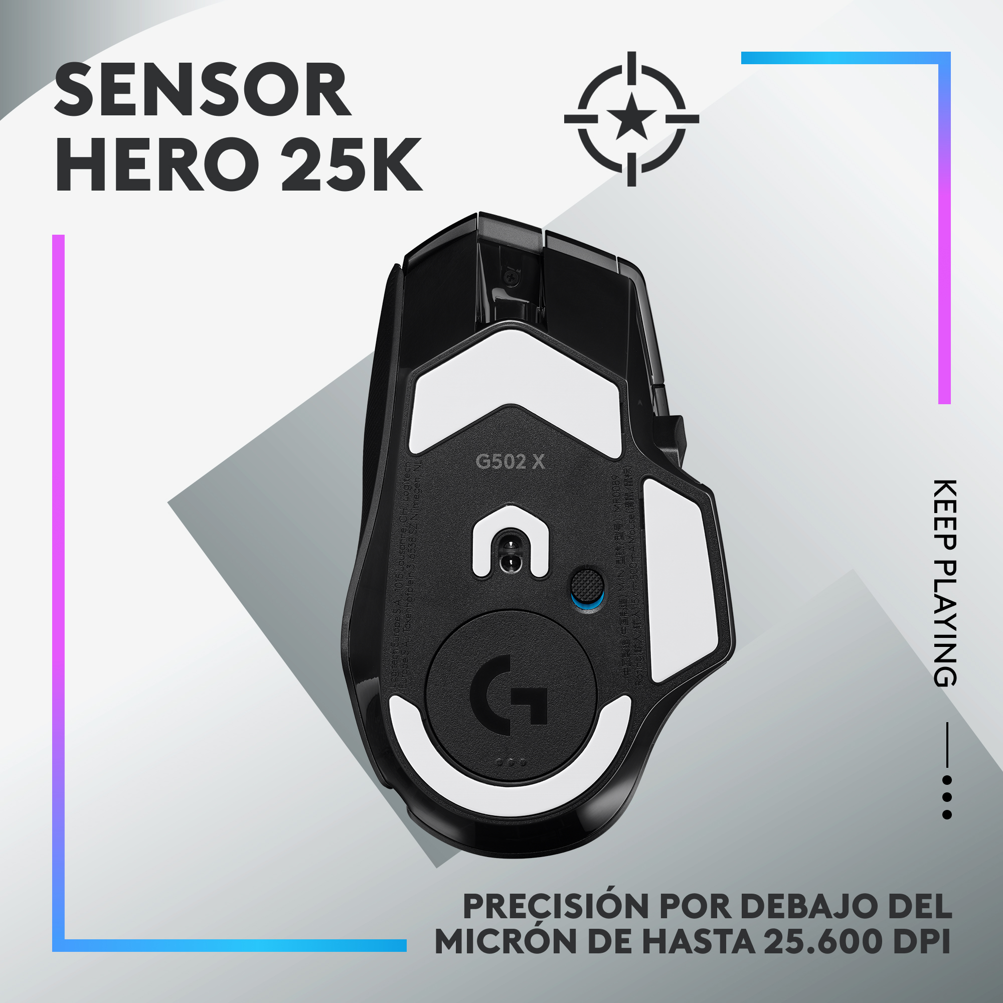Un ratón de juego negro con detalles blancos y un logotipo sobre un fondo degradado gris y morado.