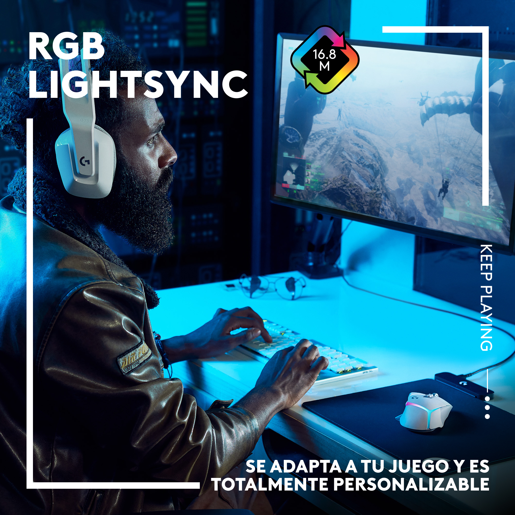 Hombre con auriculares jugando en PC. Ratón y teclado delante. Luces RGB encendidas, con juego en pantalla.