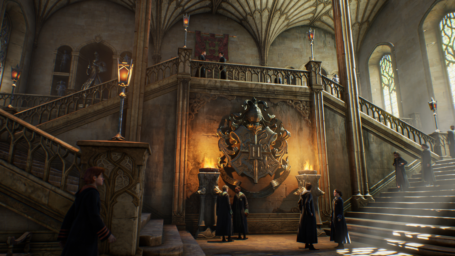 Een interieuropname van een grote hal in Hogwarts met trappen, een wapen en studenten.