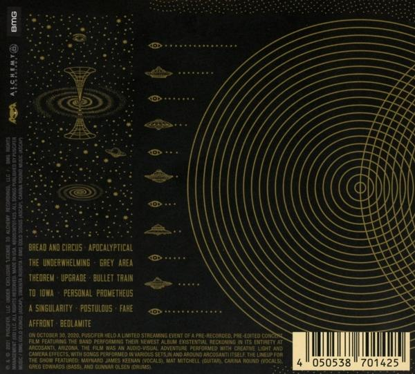 Albumcover mit goldenem Design und Text. Enthält Titelnamen und Bandinformationen.