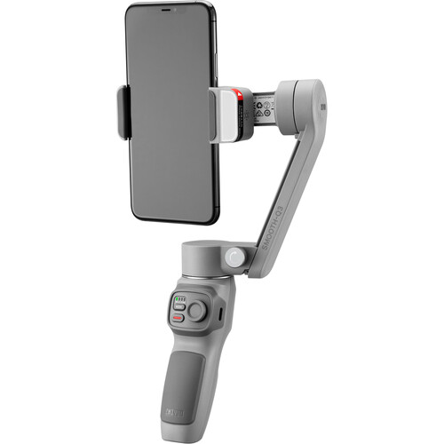 Gri bir akıllı telefon gimbalı ve takılı bir telefon. Telefon bir kelepçeyle tutuluyor.