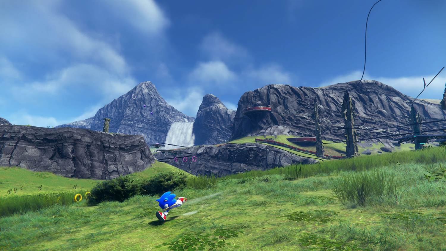 Sonic the Hedgehog rent door een groen, heuvelachtig landschap.