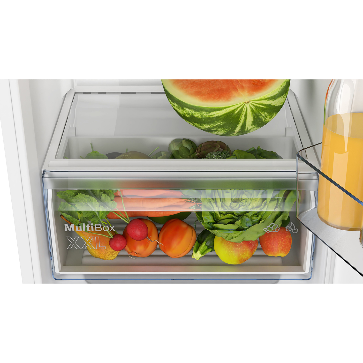 Cassetto del frigorifero con frutta e verdura. Include anguria e altri prodotti.