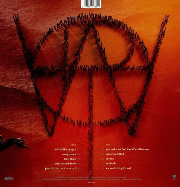 Albumcover mit Text auf rötlich-orangefarbenem Hintergrund, mit einer Menschenmenge.