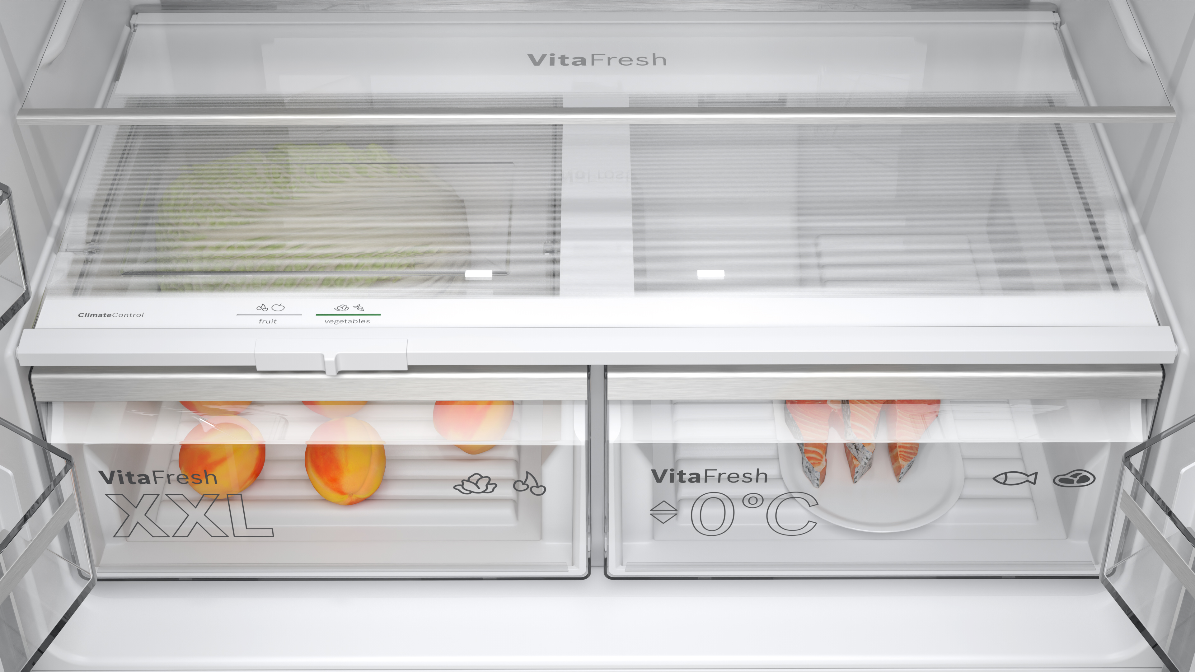 Dentro de un refrigerador con verduras, frutas y pescado. Cajones etiquetados VitaFresh y XXL. Control climático visible.