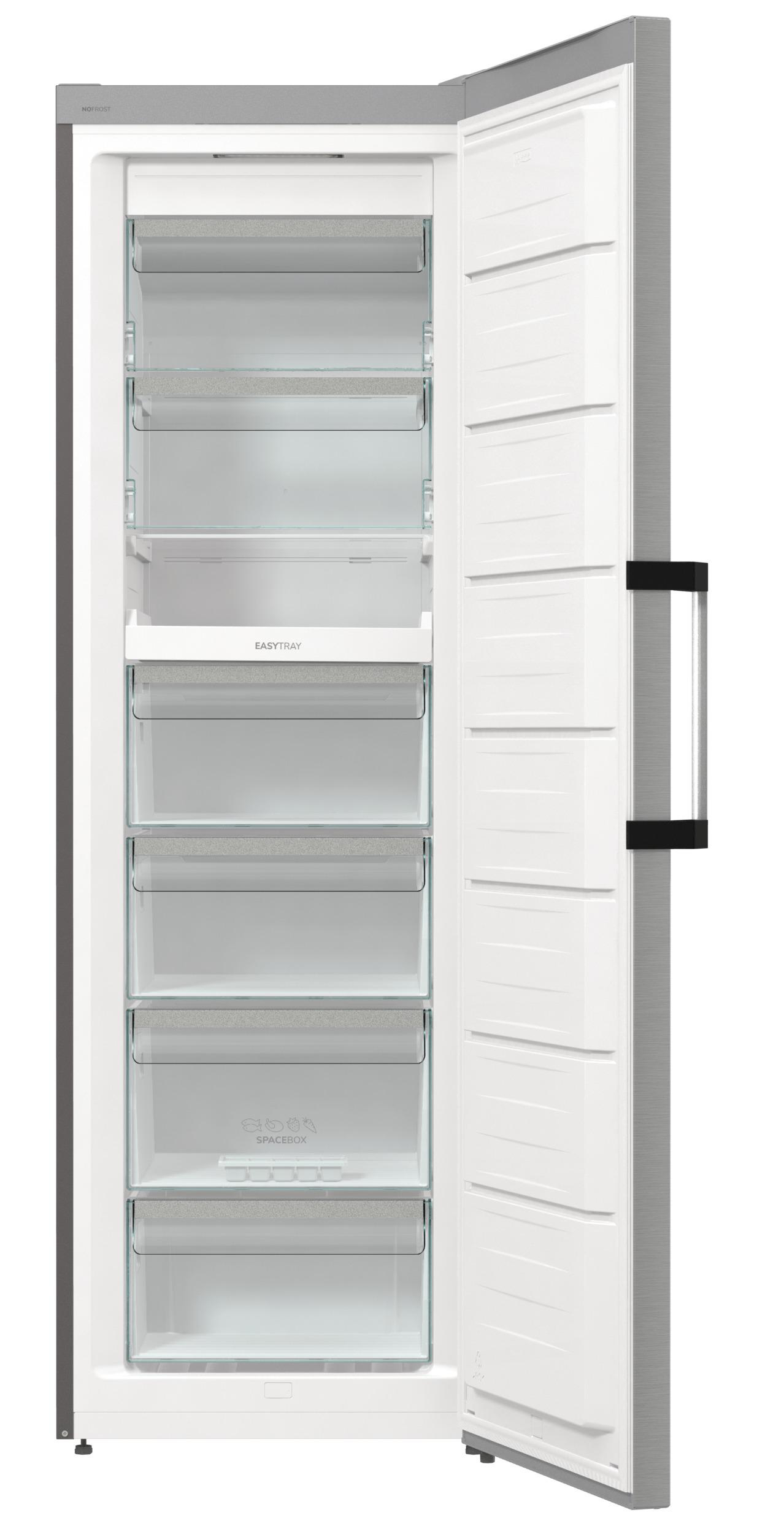 Hoher Gefrierschrank mit offener Tür, Glasböden und Schubladen. Silbernes Äußeres, weißes Inneres.