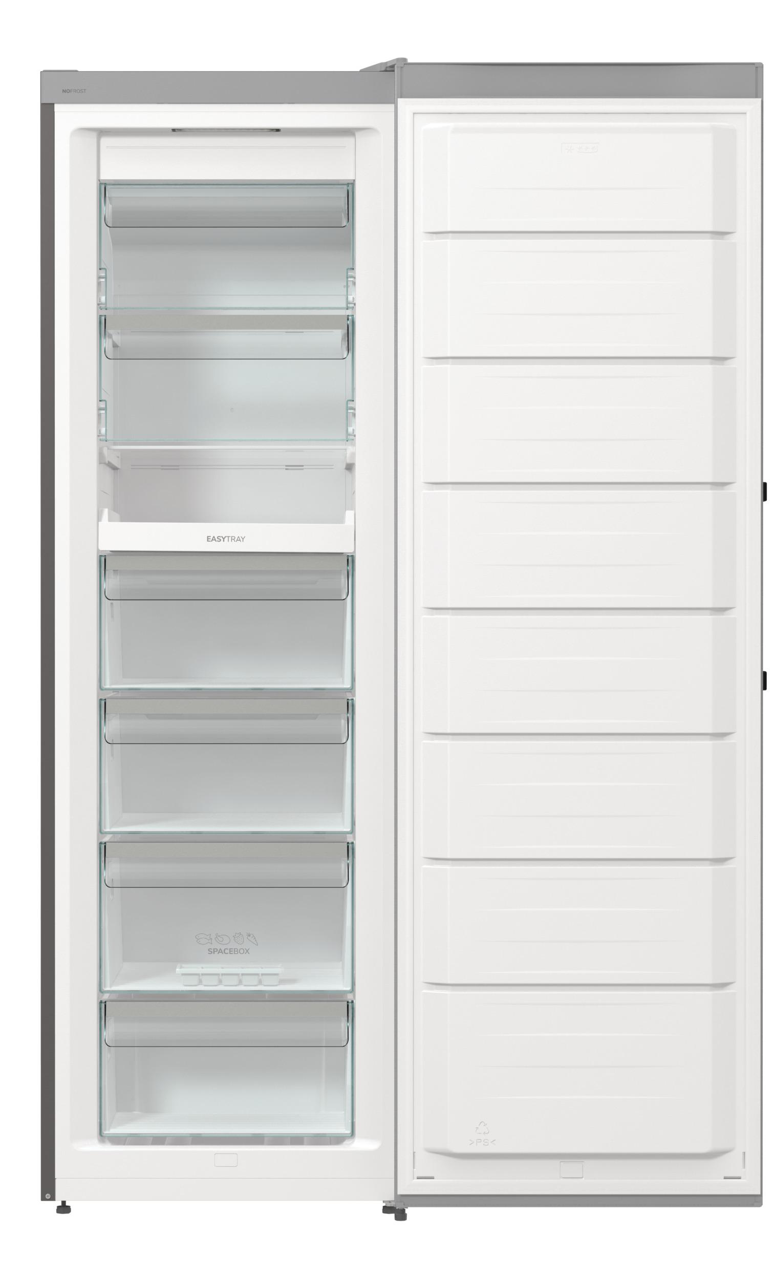 Gefrierschrank mit offener Tür. Weißes Innere mit Regalen. Graue Außenseite.