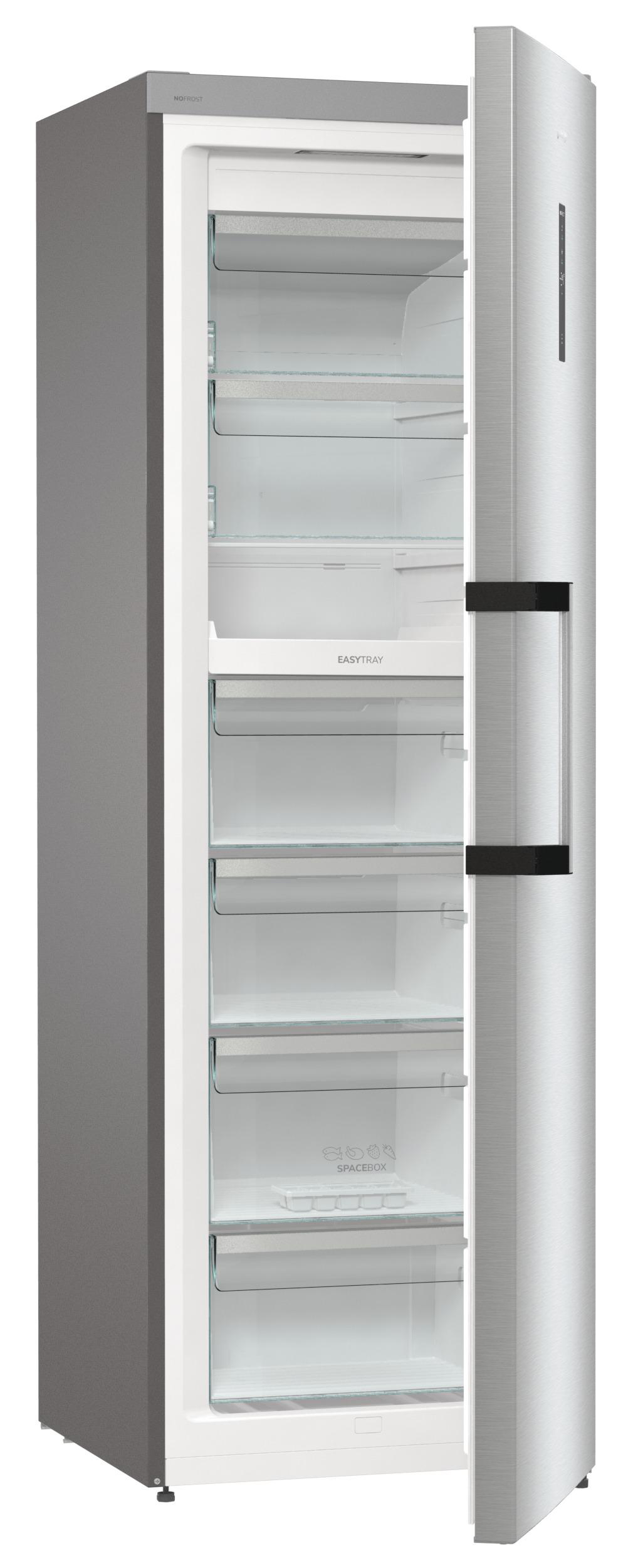 Ein silberner Kühlschrank mit offener Tür, der Regale und Schubladen im Inneren zeigt.