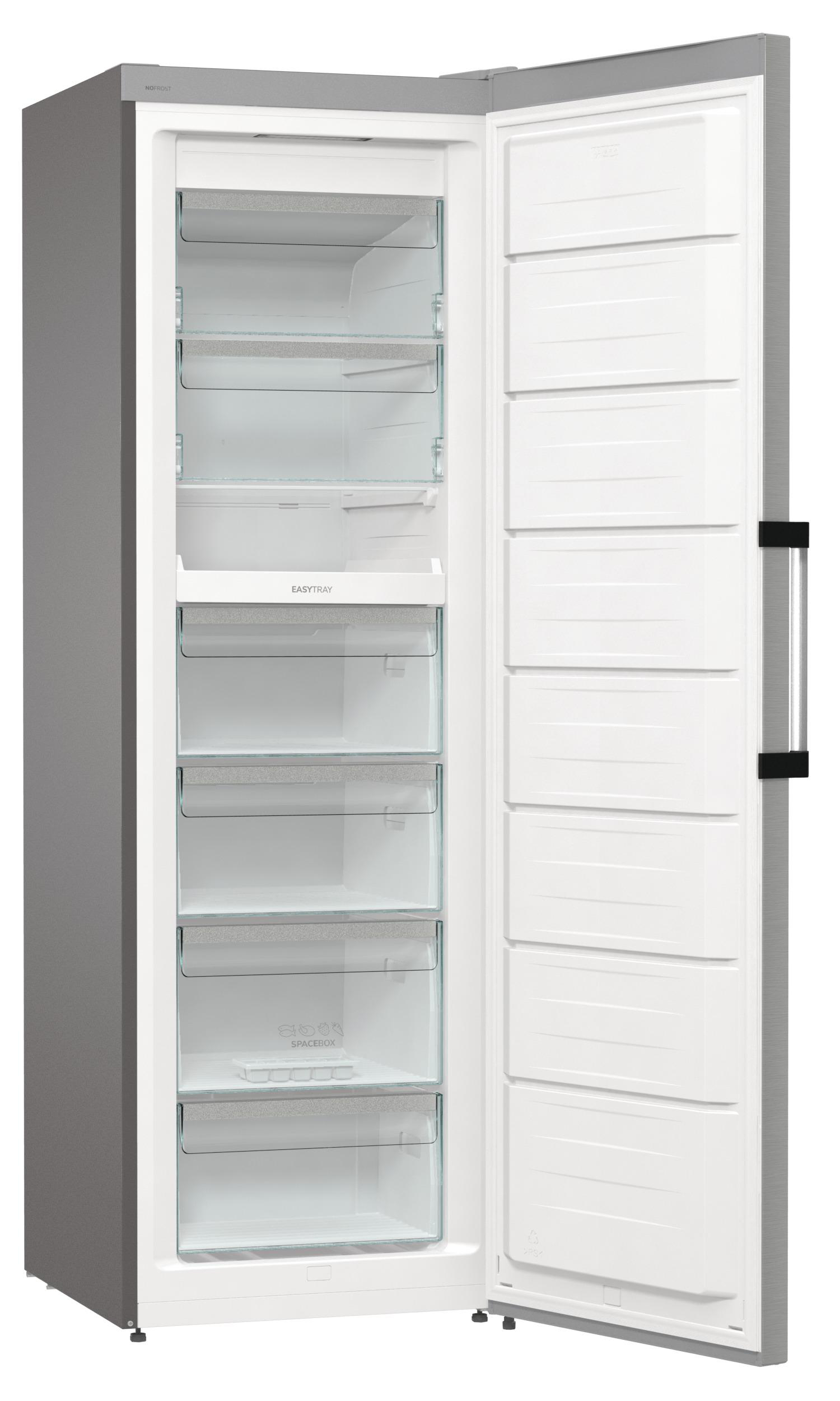 Ein grauer Kühlschrank mit offener Tür, die Regale und Schubladen zeigt.