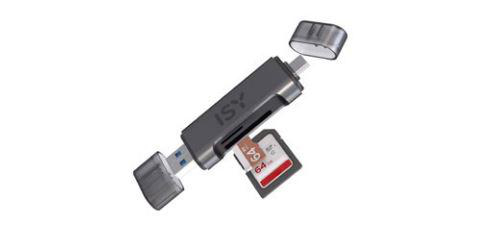 Silberner USB-Kartenleser mit SD-Karte. Die Karte zeigt 64 an. Marke ISY.