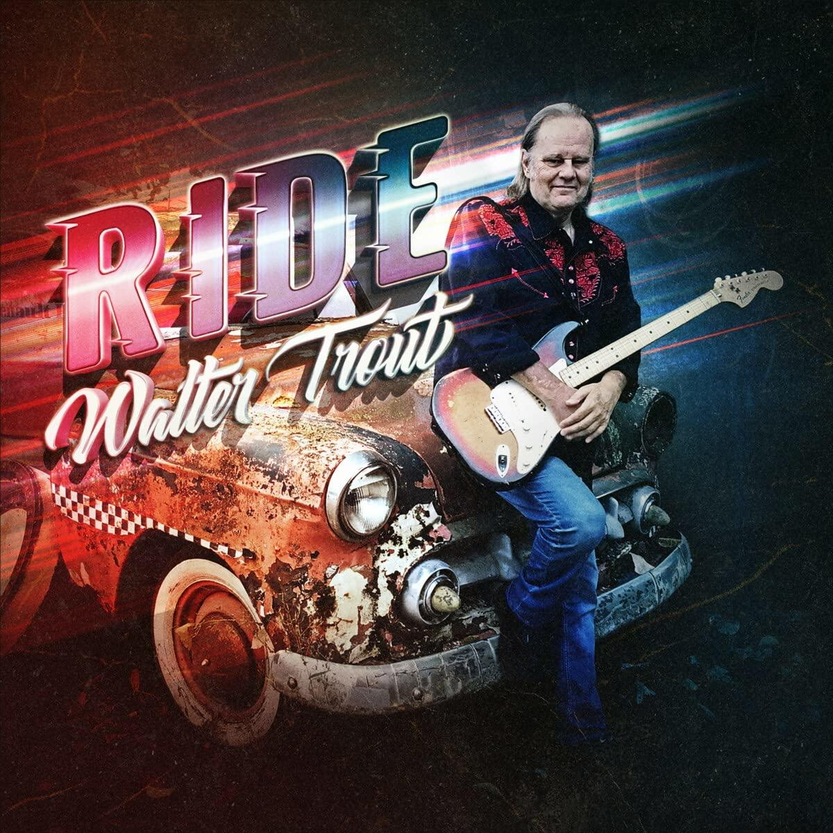 Album borító: Walter Trout, Ride. Férfi egy rozsdás autónak dőlve, gitárt tart.