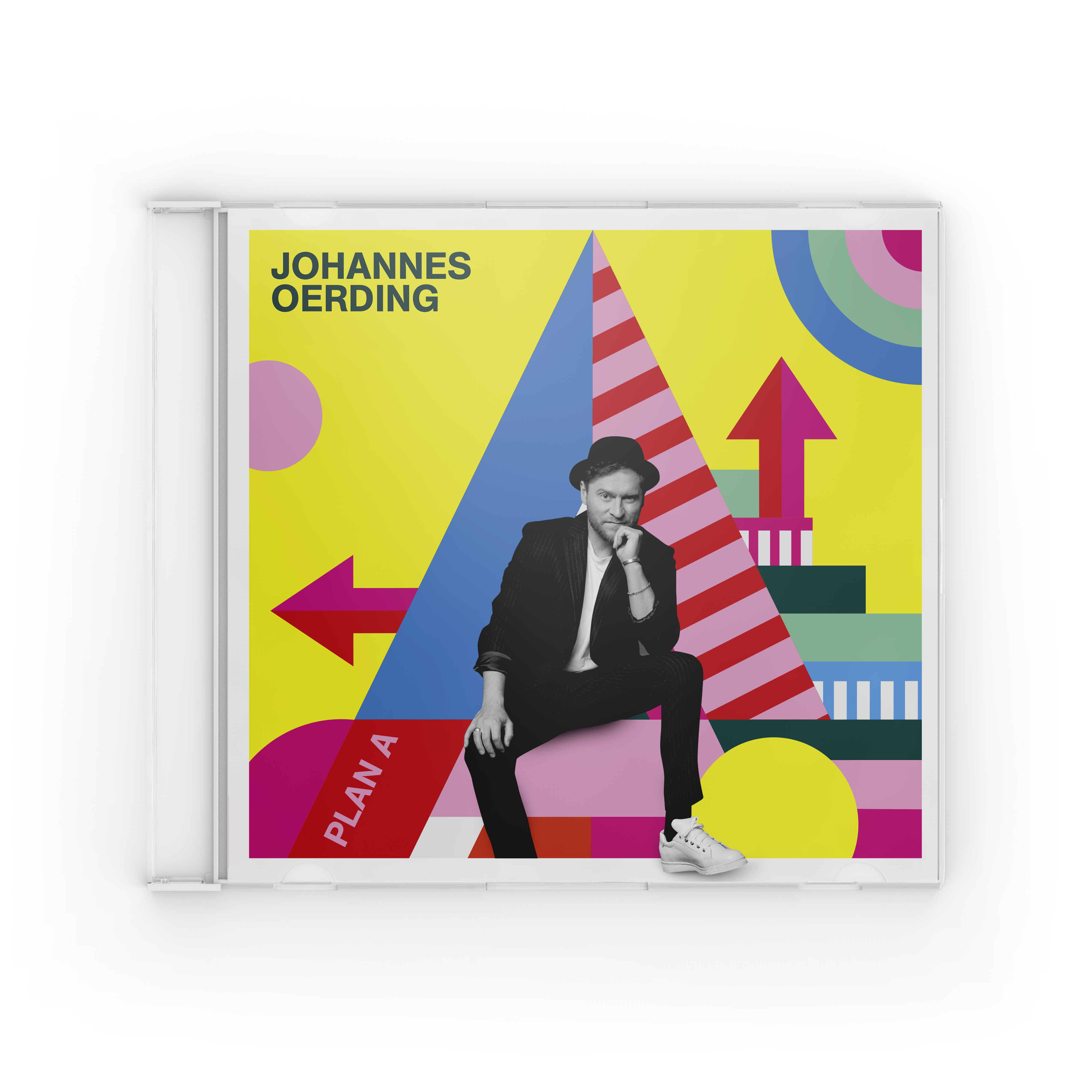 CD-Hülle eines Mannes, der auf einem farbenfrohen, abstrakten Hintergrund sitzt. Das Album trägt den Titel 'Plan A'.