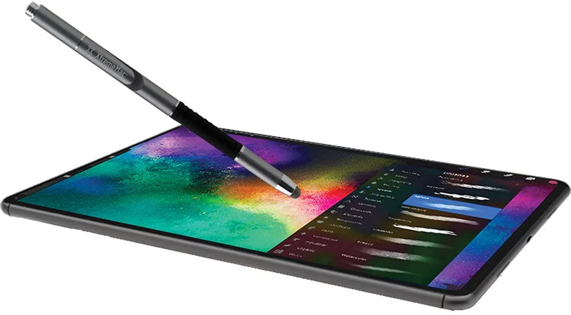Tablette avec un stylet touchant l'écran avec des traits colorés.