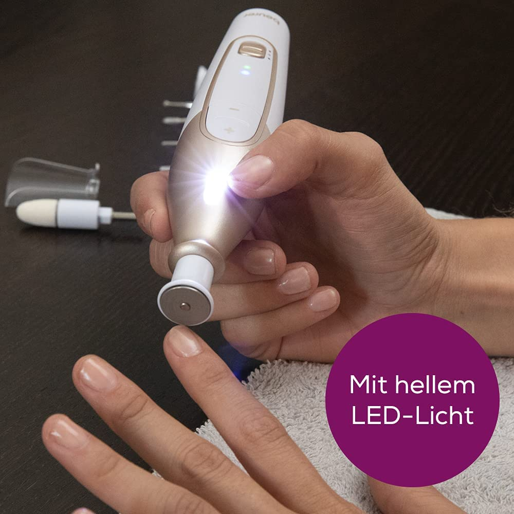 Una mano usa un dispositivo per la cura delle unghie con una luce brillante su unghie curate.