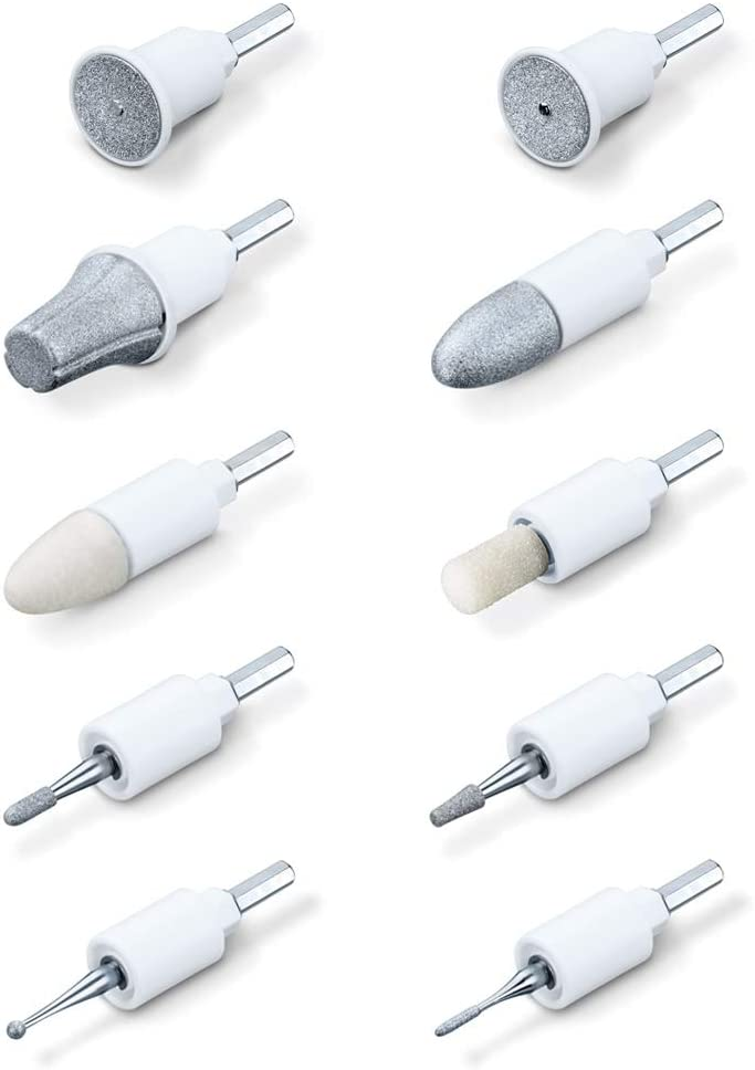 Set di dieci accessori bianchi per la cura delle unghie su una superficie bianca. Varietà di forme e trame.