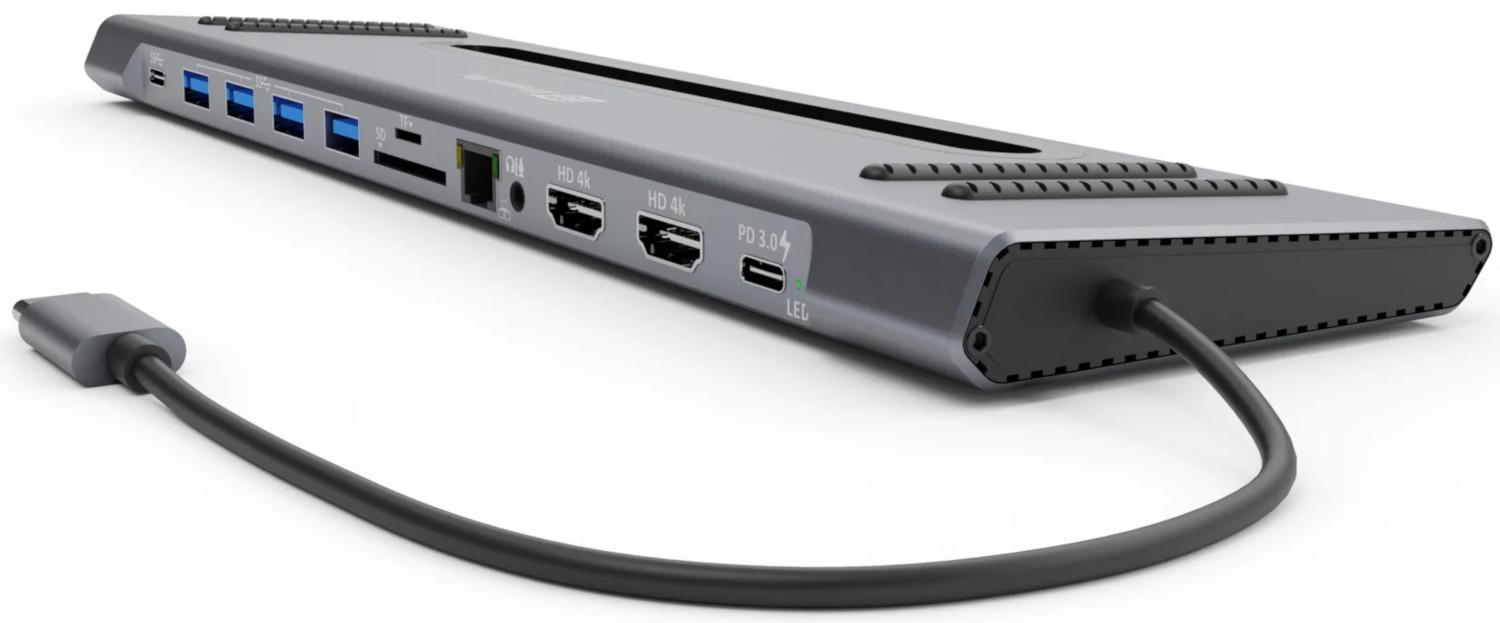 Un hub argenté avec plusieurs ports et un câble connecté. Le fond est blanc.