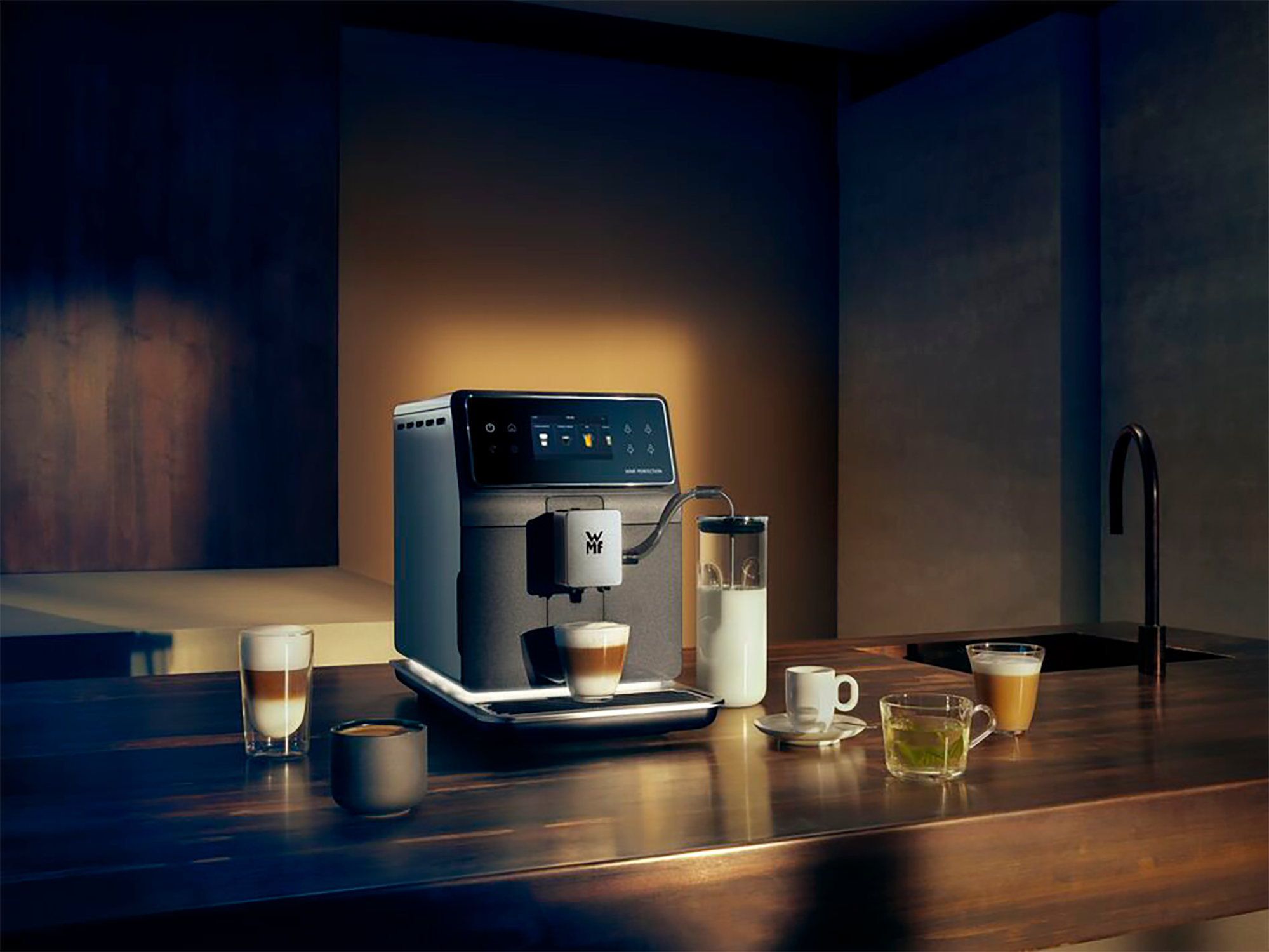 Koffiemachine op een houten aanrecht. Er zijn verschillende koffiekopjes en een melkopschuimer aanwezig.