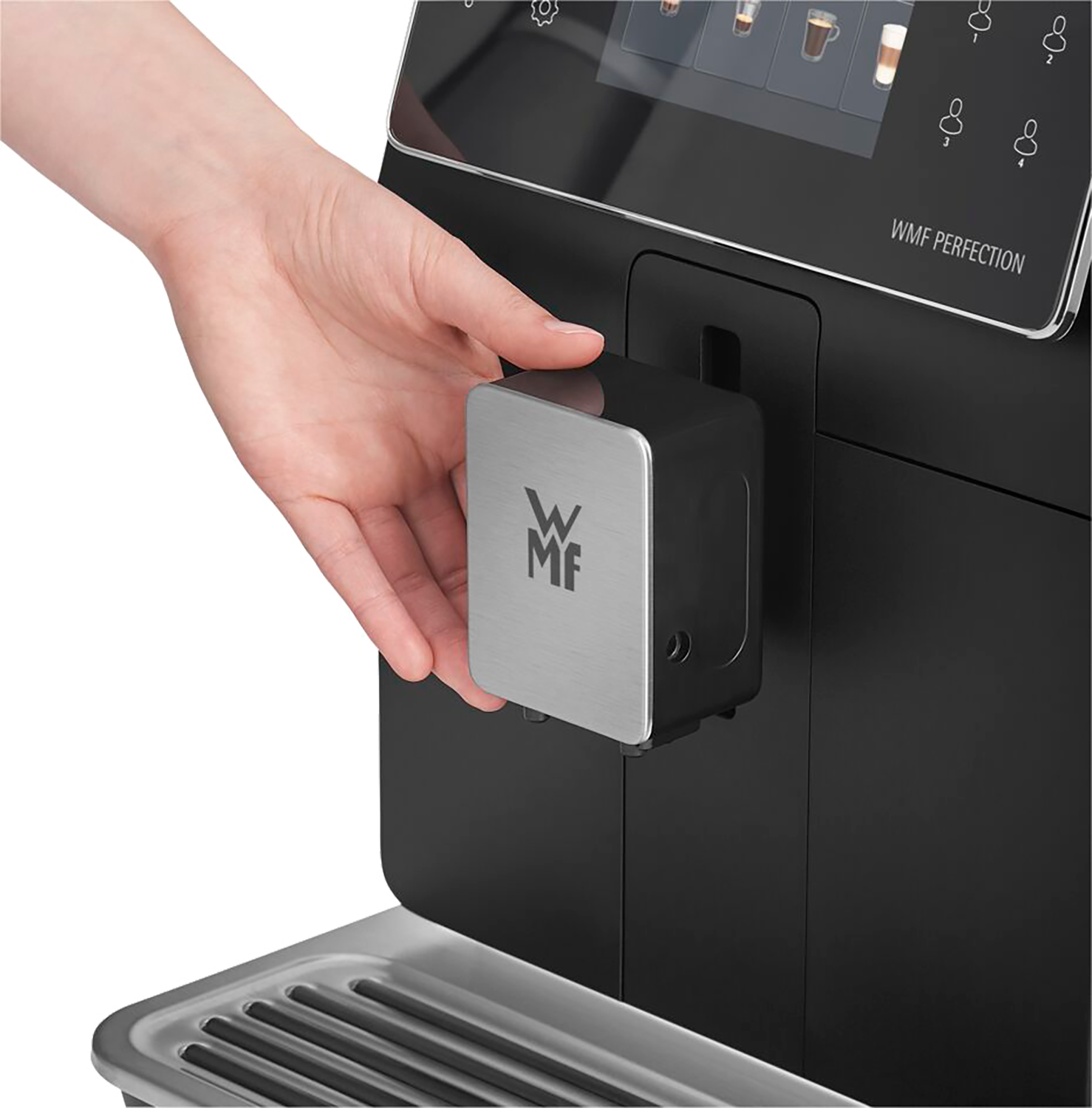 Een hand die een zwart onderdeel van een zwart-zilveren koffiemachine verwijdert.