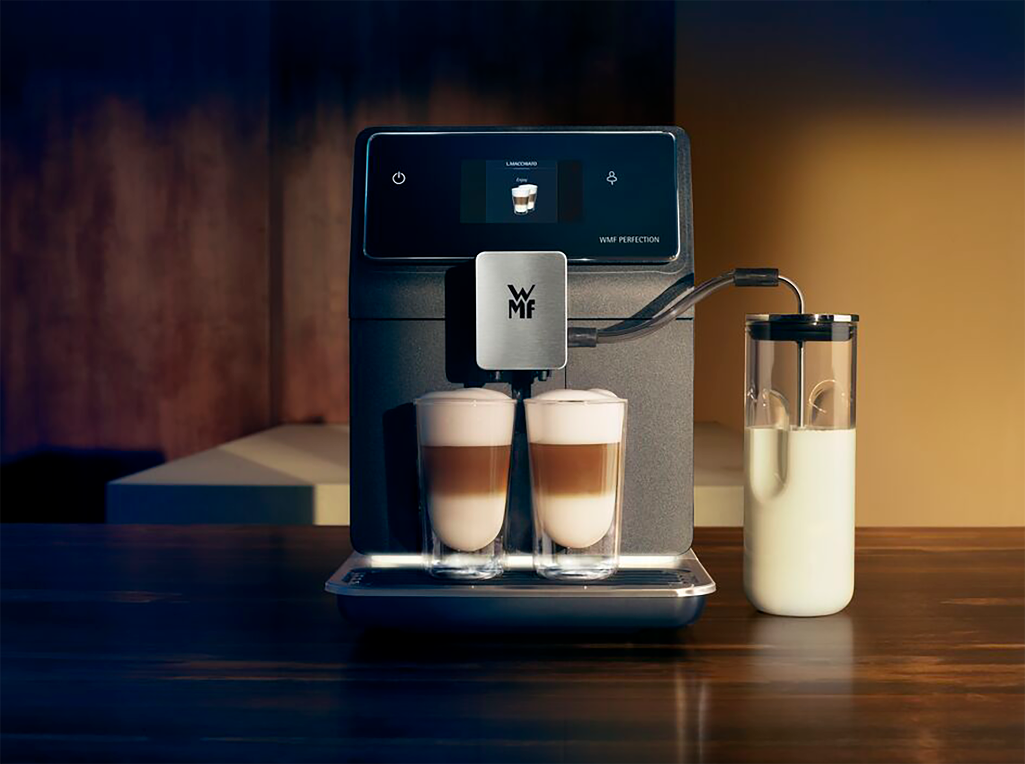 Koffiemachine met twee latte macchiato's. Melkopschuimer rechts. Donkere achtergrond.
