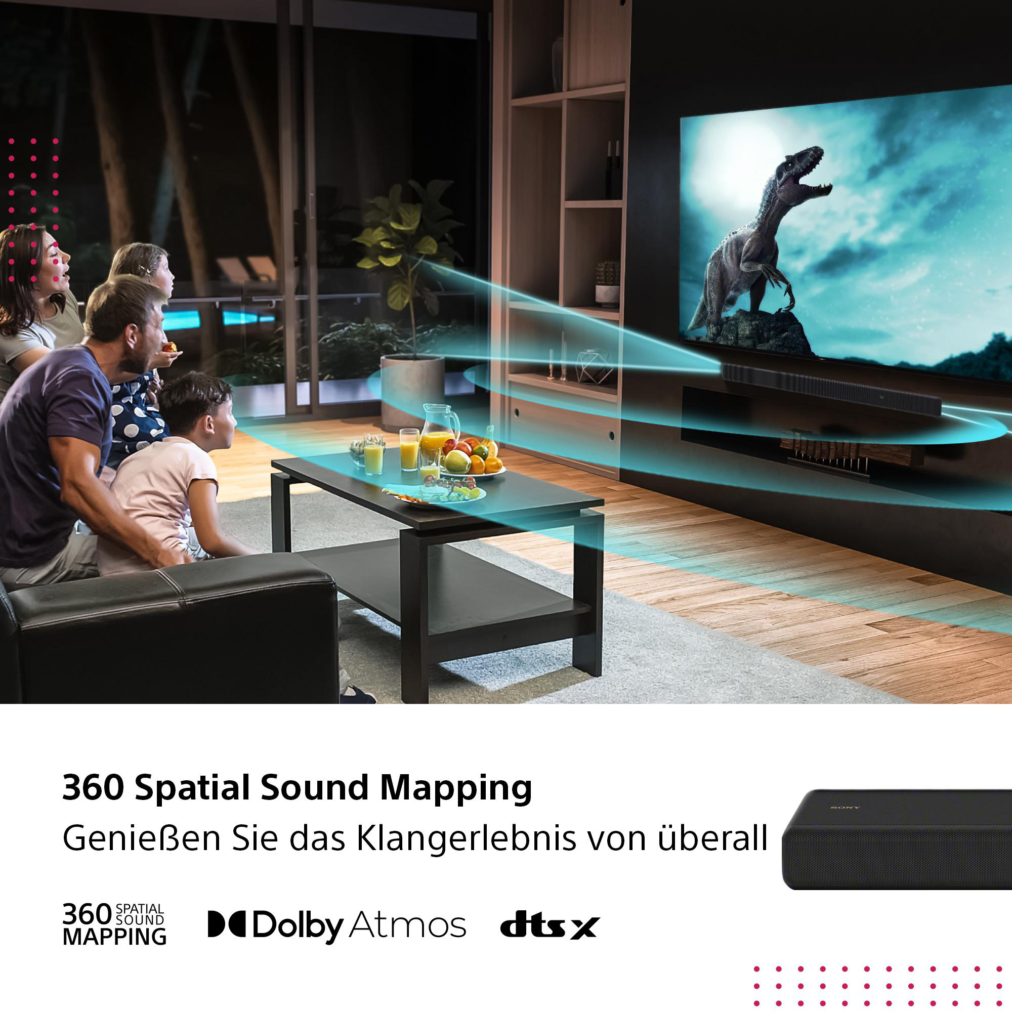 Familie schaut auf einen TV-Bildschirm mit einem Dinosaurierbild. Text des Soundsystems unten.