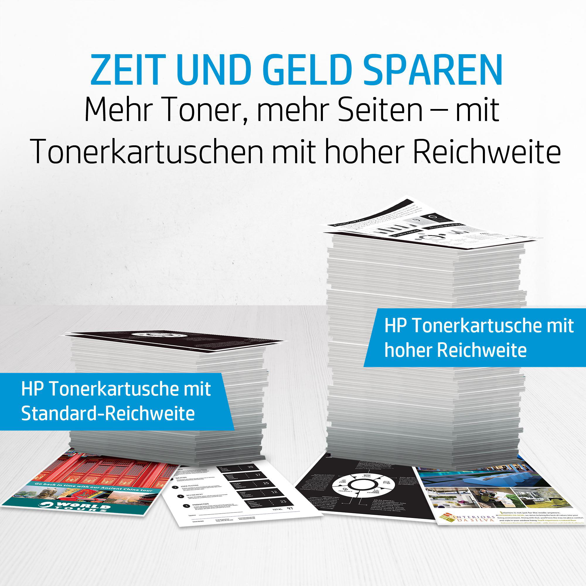 Stapel bedrucktes Papier, einige mit Text, Werbung für Tonerkartuschen.