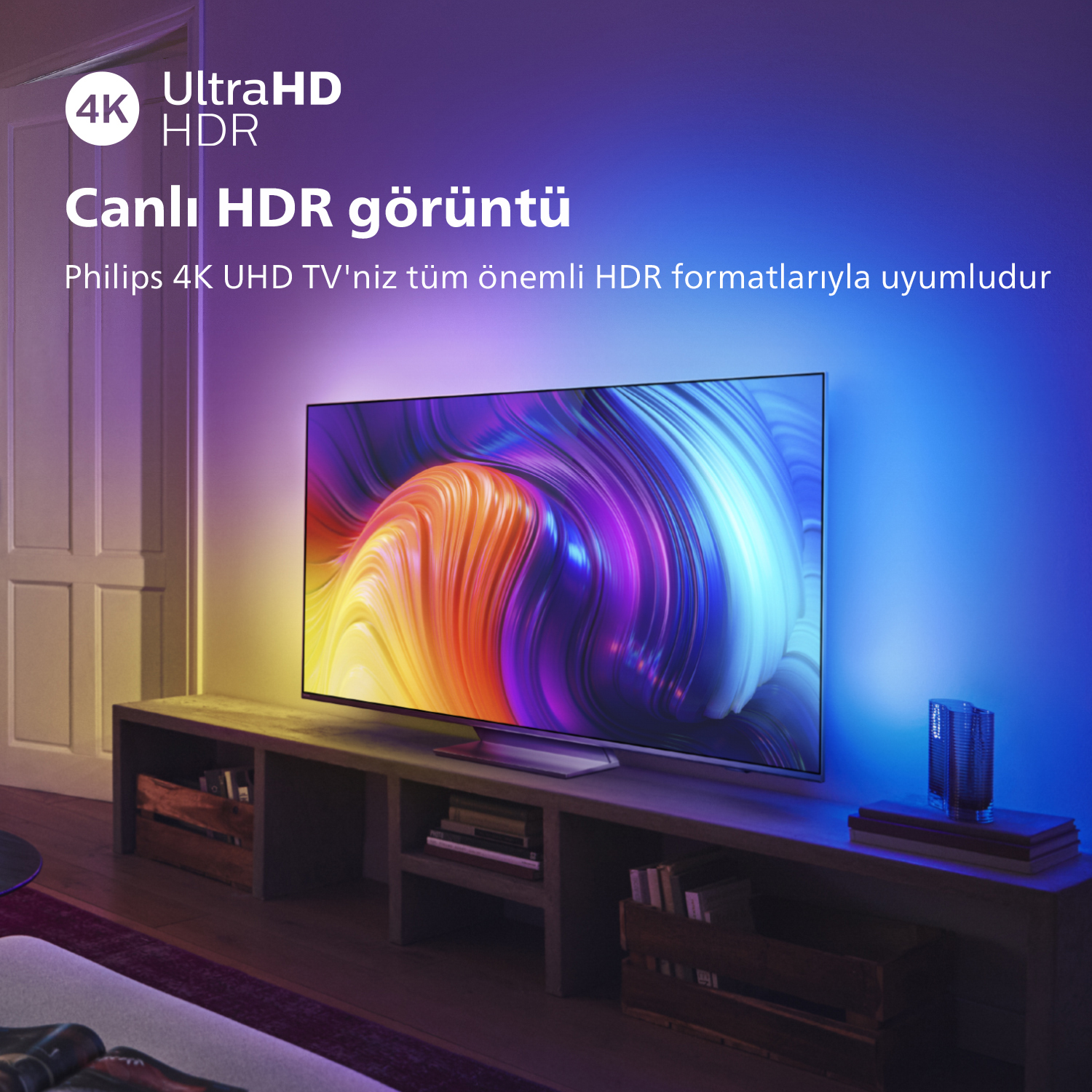 Renkli grafikler gösteren bir TV ekranı, 4K HDR hakkında metinle.