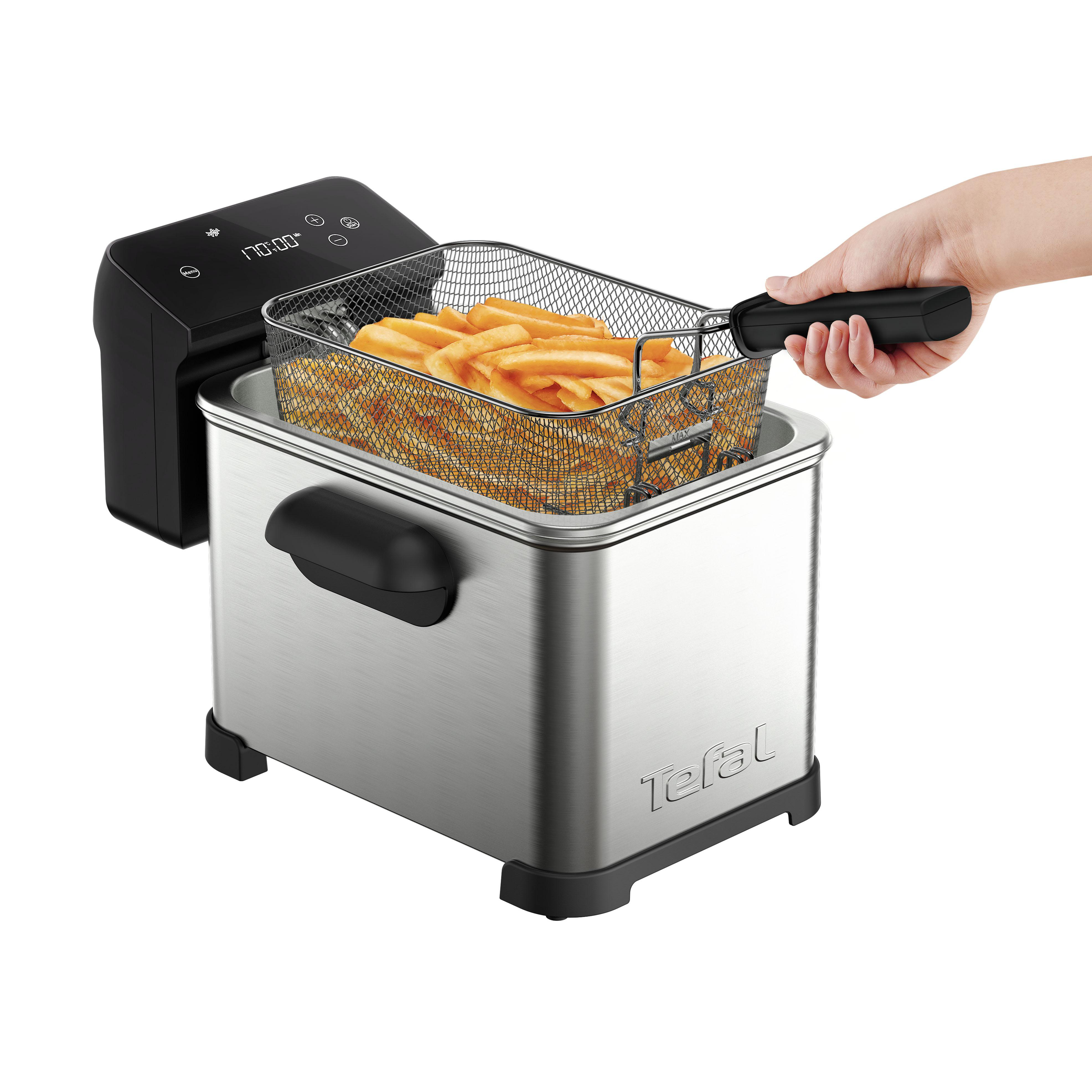 Fritteuse mit Pommes-Korb, Hand hält den Korb. Weißer Hintergrund.