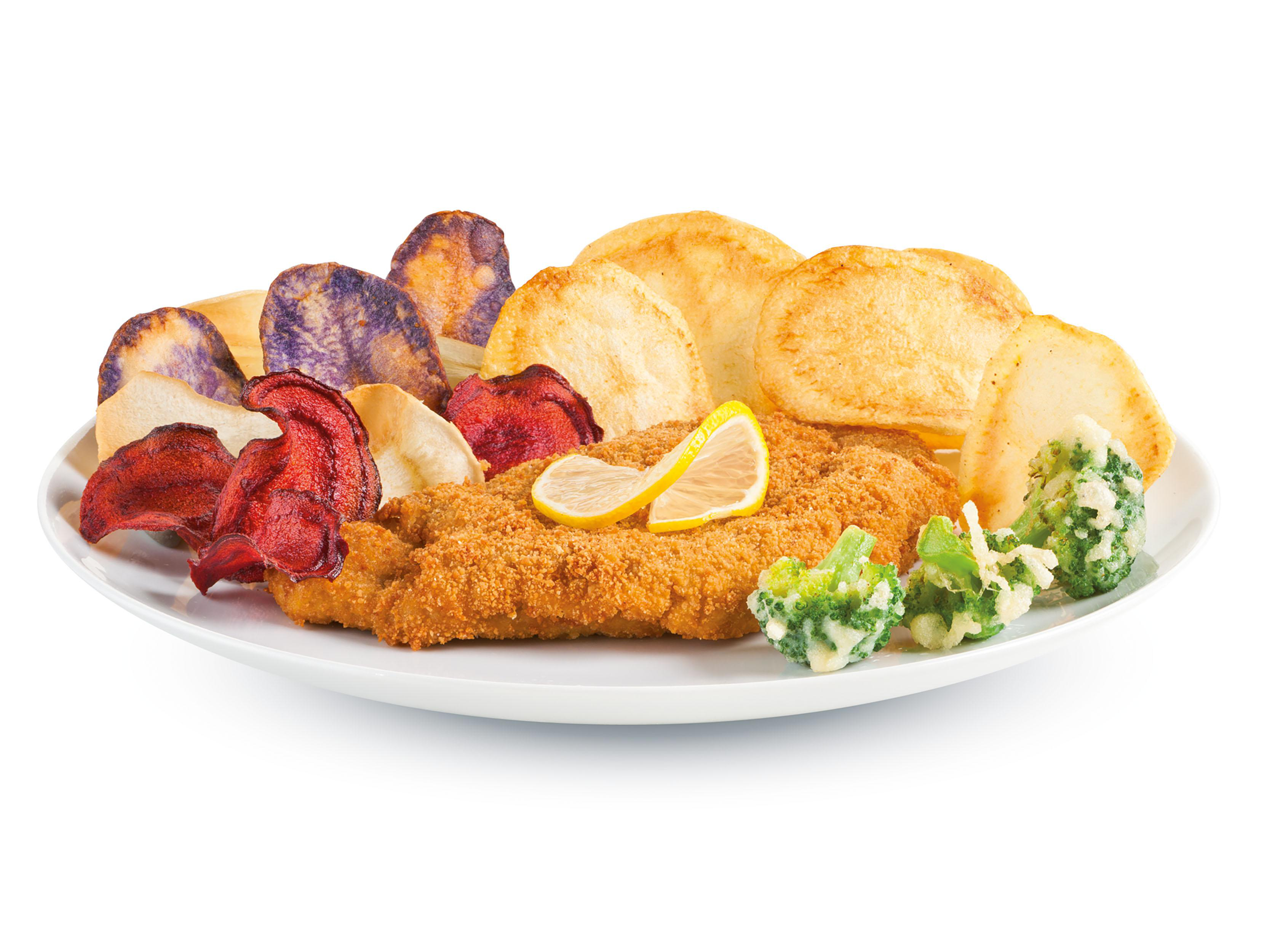Teller mit paniertem Schnitzel, Pommes, Rote-Bete-Chips, Brokkoli und Zitronenscheiben.