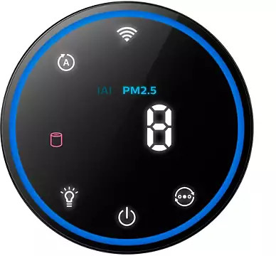 Zwarte luchtkwaliteitsmonitor met display met PM2.5-niveau.