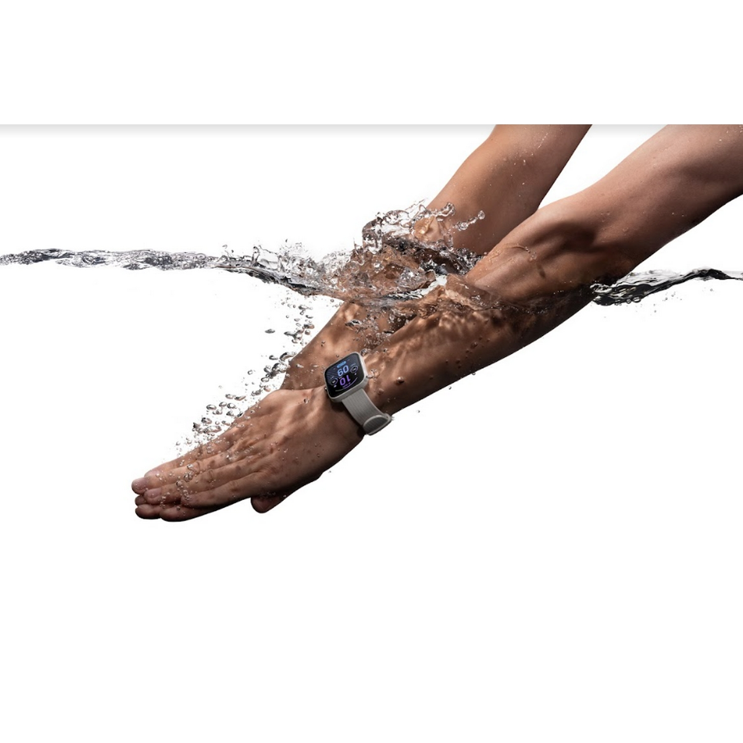 Manos entrando en el agua con un reloj inteligente. Salpicaduras de agua. Fondo blanco.
