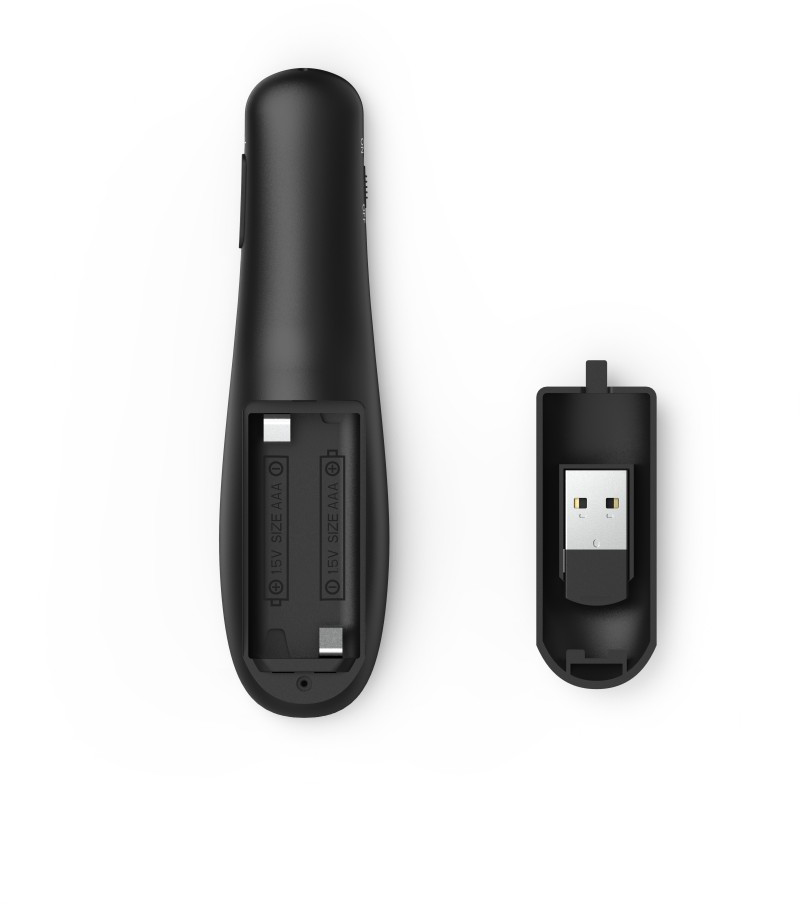 Fekete távirányító szétszedve; egy rész USB csatlakozót tart.